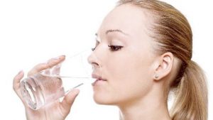 mulher-tomando-copo-de-agua