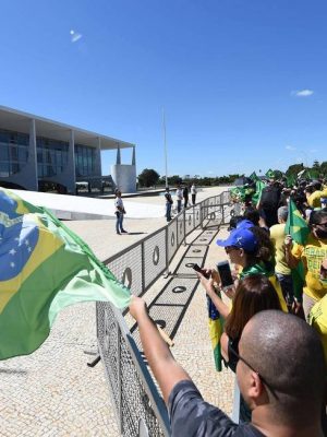 x88028944_supporters-of-brazilian-president-jair-bolsonaro-gather-outside-planalto-palace-in-bras-jpg-pagespeed-ic-wlhodewedk