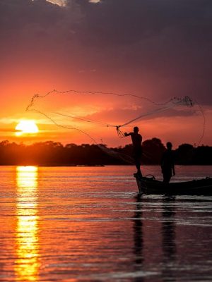 pescadores_jogam_a_rede_num_lindo_final_de_tarde_acompanhado_com_um_belissimo_por_do_sol_no_vale_do_sao_francisco