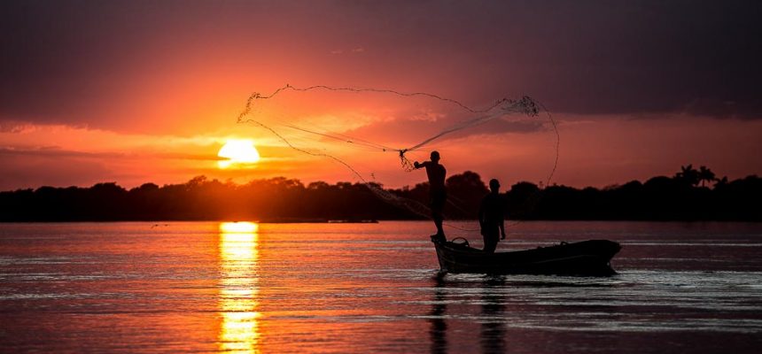 pescadores_jogam_a_rede_num_lindo_final_de_tarde_acompanhado_com_um_belissimo_por_do_sol_no_vale_do_sao_francisco
