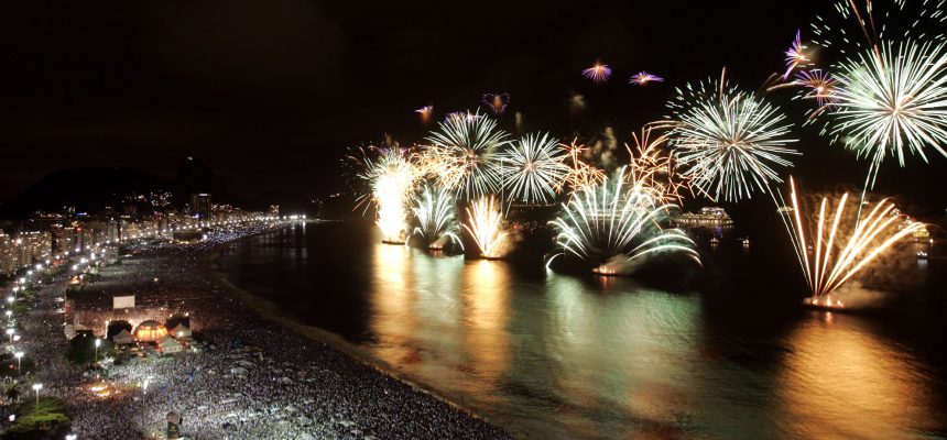 Brasil, Rio de Janeiro, RJ. 01/01/2011. Queima de fogos na Praia de Copacabana durante a virada de ano, na zona sul do Rio Janeiro. - Crédito:PAULO VITOR/AGÊNCIA ESTADO/AE/Codigo imagem:77986