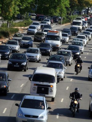 Movimento de Carros e motos no transito de São Paulo -  LOCAL São Paulo 18.10.2012  foto: José Luis da Conceição