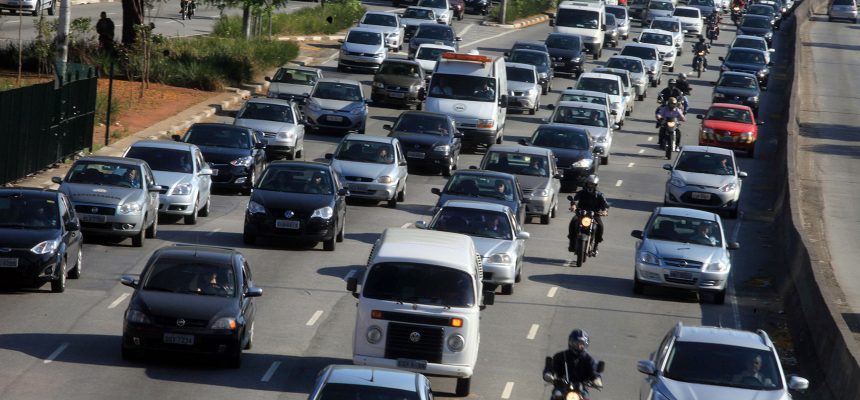 Movimento de Carros e motos no transito de São Paulo -  LOCAL São Paulo 18.10.2012  foto: José Luis da Conceição