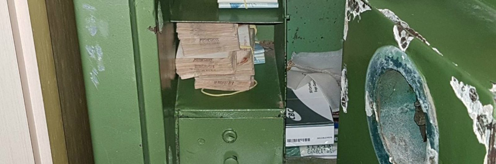 R$ 50 mil em dinheiro além de quantia em cheque foram apreendidos em cofre, na residência de um dos envolvidos