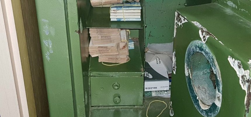 R$ 50 mil em dinheiro além de quantia em cheque foram apreendidos em cofre, na residência de um dos envolvidos