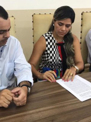 prefeita-ana-passos-recebe-oficialmente-da-codevasf-o-sistema-de-abastecimento-de-agua-do-interior-2-752x440
