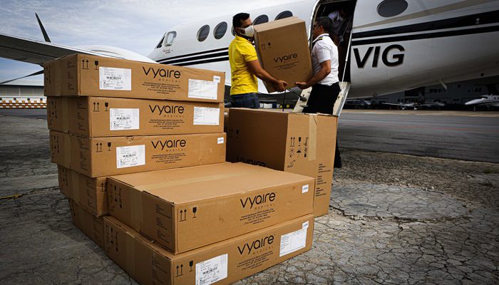 Foto:  Heudes Regis/SEI - Data: 26-04-2020 - Chegada de 13 respiradores para Pernambuco