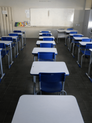 sala-de-aula-vazia-696x463