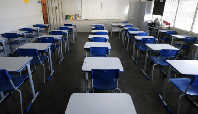 sala-de-aula-vazia-696x463