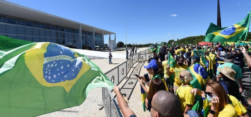x88028944_supporters-of-brazilian-president-jair-bolsonaro-gather-outside-planalto-palace-in-bras-jpg-pagespeed-ic-wlhodewedk