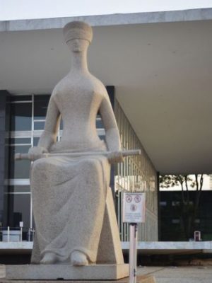 Fachada do Supremo Tribunal Federal (STF) com estátua A Justiça, de Alfredo Ceschiatti, em primeiro plano.