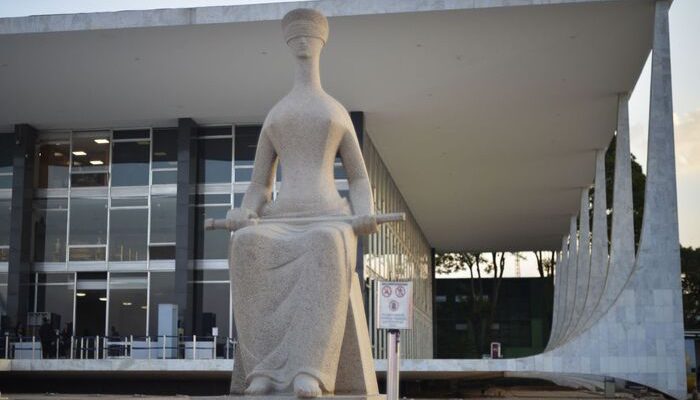 Fachada do Supremo Tribunal Federal (STF) com estátua A Justiça, de Alfredo Ceschiatti, em primeiro plano.