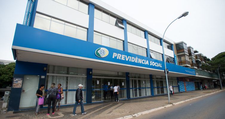 Servidores do Instituto Nacional do Seguro Social (INSS) entraram em greve por tempo indeterminado. Eles reivindicam reajuste salarial de 27,5% e melhores condições de trabalho (Marcelo Camargo/Agência Brasil)