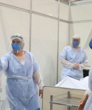 Médicos fazem treinamento no hospital de campanha para tratamento de covid-19 do Complexo Esportivo do Ibirapuera.