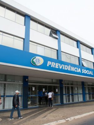 Servidores do Instituto Nacional do Seguro Social (INSS) entraram em greve por tempo indeterminado. Eles reivindicam reajuste salarial de 27,5% e melhores condições de trabalho (Marcelo Camargo/Agência Brasil)