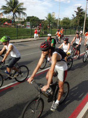 SP - PASSEIO/BIBIBLETAS - CIDADES - Participantes de passeio ciclístico que   saiu do Parque das Bicicletas, na   região do Ibirapuera, na zona sul da   capital paulista, e seguiu até a boate   The Week, no bairro da Lapa, na zona   oeste, neste domingo.   30/05/2010 - Foto: WERTHER SANTANA/AGÊNCIA ESTADO/AE