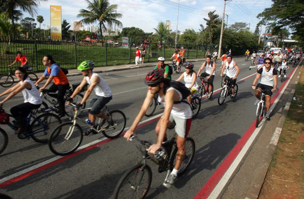 SP - PASSEIO/BIBIBLETAS - CIDADES - Participantes de passeio ciclístico que   saiu do Parque das Bicicletas, na   região do Ibirapuera, na zona sul da   capital paulista, e seguiu até a boate   The Week, no bairro da Lapa, na zona   oeste, neste domingo.   30/05/2010 - Foto: WERTHER SANTANA/AGÊNCIA ESTADO/AE