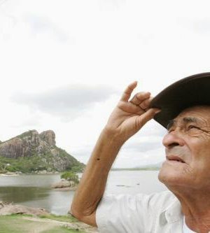 XIV Encontro de Profetas Populares, realizado na parede do Açude do Cedro, em Quixadá
Na foto: Antônio Lima, profeta da chuva, faz avaliação dos movimentos da natureza (açude do Cedro ao fundo)
Foto: Dário Gabriel, em 09/01/2010