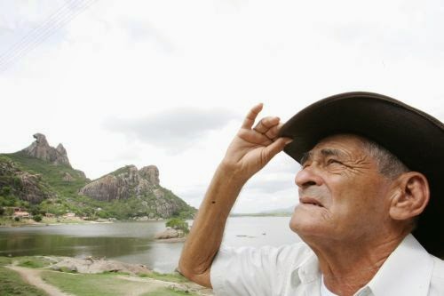 XIV Encontro de Profetas Populares, realizado na parede do Açude do Cedro, em Quixadá
Na foto: Antônio Lima, profeta da chuva, faz avaliação dos movimentos da natureza (açude do Cedro ao fundo)
Foto: Dário Gabriel, em 09/01/2010