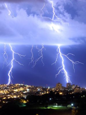 As fortes pancadas de chuva ocorridas nos últimos dias em Belém e região metropolitana marcam o início do período de transição entre o verão e o inverno amazônico. E com ele, vem a preocupação com outro fenômeno próprio desse período: a maior incidência de raios (foto), o que merece atenção e cuidados especiais de toda a população.

FOTO: MARCOS OZANAN 
DATA: 11.03.2017