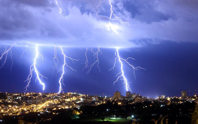 As fortes pancadas de chuva ocorridas nos últimos dias em Belém e região metropolitana marcam o início do período de transição entre o verão e o inverno amazônico. E com ele, vem a preocupação com outro fenômeno próprio desse período: a maior incidência de raios (foto), o que merece atenção e cuidados especiais de toda a população.

FOTO: MARCOS OZANAN 
DATA: 11.03.2017