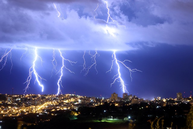 As fortes pancadas de chuva ocorridas nos últimos dias em Belém e região metropolitana marcam o início do período de transição entre o verão e o inverno amazônico. E com ele, vem a preocupação com outro fenômeno próprio desse período: a maior incidência de raios (foto), o que merece atenção e cuidados especiais de toda a população.

FOTO: MARCOS OZANAN 
DATA: 11.03.2017