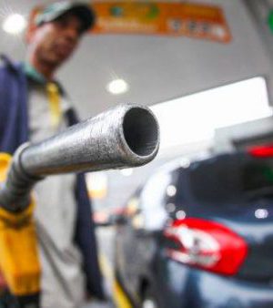 Bomba de combustivel em posto da Petrobras - frentista - alcool - gasolina