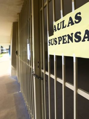 Governo do DF suspende aulas para evitar ampliação de casos do novo corona vírus.