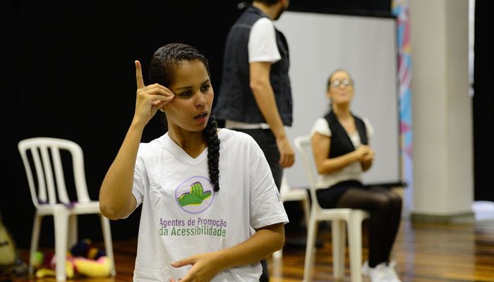 Rio de Janeiro - Tradução em Libras de encenação com temática inclusiva no lançamento de mais uma turma do projeto Agentes de Promoção da Acessibilidade, da ONG Escola de Gente, na Biblioteca Parque da Rocinha (Fernando Frazão/Agência Brasil)