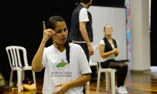 Rio de Janeiro - Tradução em Libras de encenação com temática inclusiva no lançamento de mais uma turma do projeto Agentes de Promoção da Acessibilidade, da ONG Escola de Gente, na Biblioteca Parque da Rocinha (Fernando Frazão/Agência Brasil)
