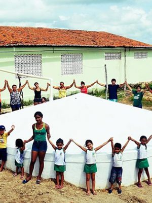 A escola municipal Furtado Leite, na comunidade Pereiros, em Nova Russas (CE), recebeu a primeira das 5 mil cisternas que serão construídas em escolas públicas rurais do Semiárido até 2016