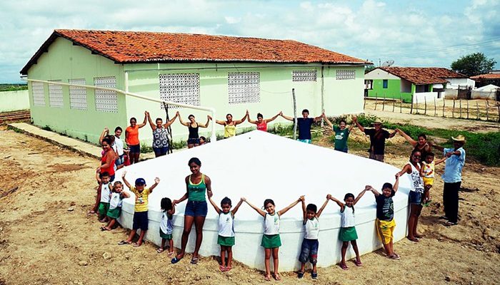 A escola municipal Furtado Leite, na comunidade Pereiros, em Nova Russas (CE), recebeu a primeira das 5 mil cisternas que serão construídas em escolas públicas rurais do Semiárido até 2016