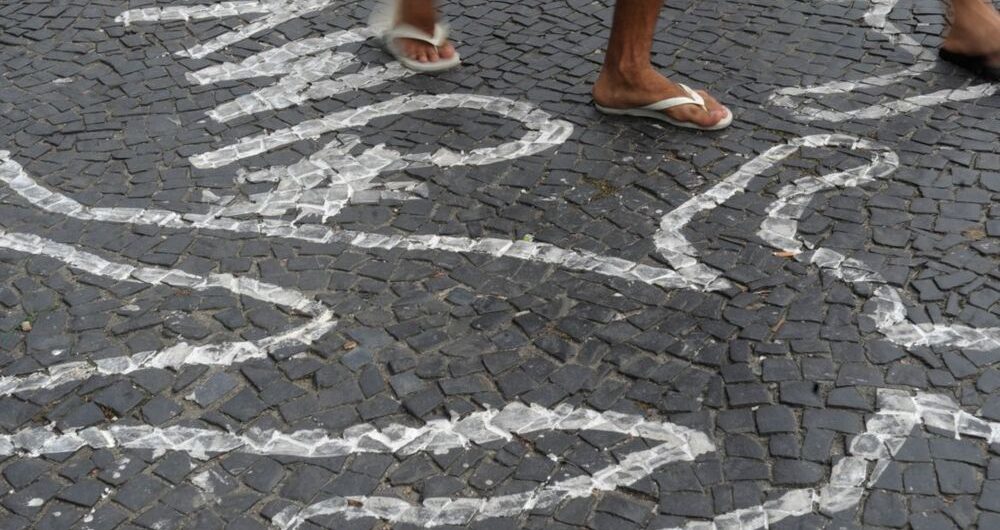 Rio de Janeiro - Campanha contra homicídios de jovens negros pinta centenas de silhuetas de corpos no chão do Largo da Carioca (Fernando Frazão/Arquivo Agência Brasil)