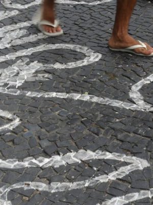 Rio de Janeiro - Campanha contra homicídios de jovens negros pinta centenas de silhuetas de corpos no chão do Largo da Carioca (Fernando Frazão/Arquivo Agência Brasil)