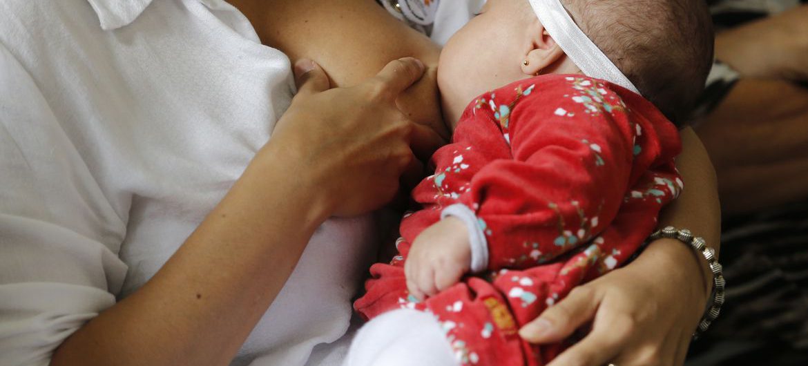 Profissionais de saúde orientam sobre amamentação na Semana Mundial de Aleitamento Materno, no Palácio do Catete.