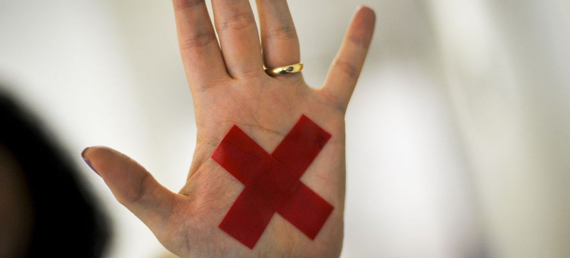 O sinal “X” feito com batom vermelho (ou qualquer outro material) na palma da mão ou em um pedaço de papel, o que for mais fácil, permite que a pessoa treinada reconheça que aquela mulher foi vítima de violência doméstica e, assim, acione a Polícia Militar.